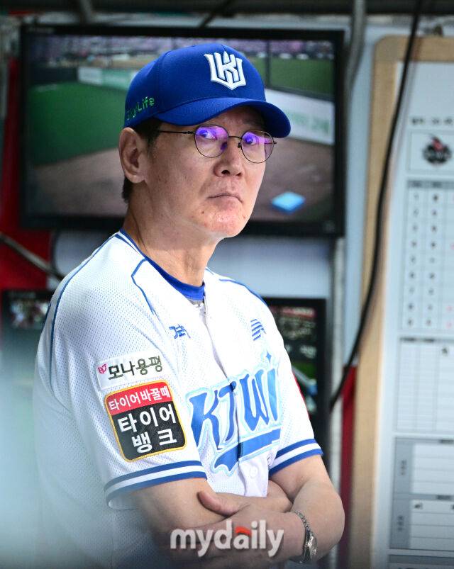 2025년 8월 12일 오후 경기도 수원KT위즈파크에서 열린 '2025 신한 SOL뱅크 KBO 리그' LG 트윈스와 KT 위즈의 경기 KT 이강철 감독이 LG 톨허스트의 구속을 확인하고 있다./마이데일리