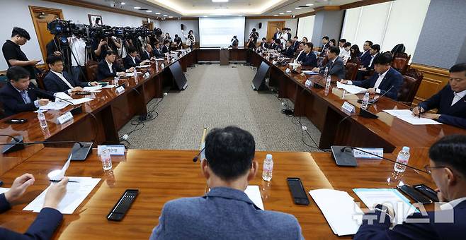 [서울=뉴시스] 홍효식 기자 = 권대영 금융위원회 부위원장이 21일 오전 서울 중구 은행연합회에서 열린 석유화학 경쟁력 제고를 위한 금융권 간담회에서 발언하고 있다. 2025.08.21. yesphoto@newsis.com