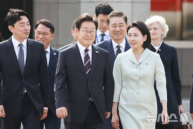[성남=뉴시스] 고범준 기자 = 이재명 대통령과 김혜경 여사가 캐나다에서 열리는 주요 7개국(G7) 정상회의에 참석하기 위해 16일 경기 성남 서울공항에 도착해 공군 1호기로 향하고 있다. 2025.06.16. bjko@newsis.com