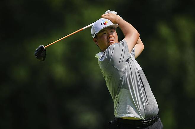 [오윙스밀스=AP/뉴시스] 임성재가 15일(현지 시간) 미 메릴랜드주 오윙스밀스 케이브스 밸리 GC에서 열린 미국프로골프(PGA) 투어 플레이오프(PO) 2차전 BMW 챔피언십 2라운드 7번 홀에서 티샷하고 있다. 임성재는 중간 합계 6오버파 146타 공동 41위를 기록했다. 2025.08.16.