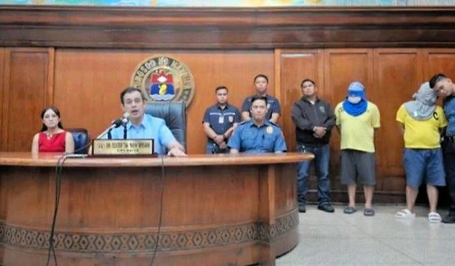 [서울=뉴시스] 필리핀 수도 마닐라에서 일본인 관광객 남성 2명이 살인 청부를 받은 현지인에게 총을 맞아 사망하는 사건이 발생했다. 마닐라에서 열린 해당 사건 기자회견 모습. (사진 = 아사히신문 캡처) 2025.08.21. *재판매 및 DB 금지