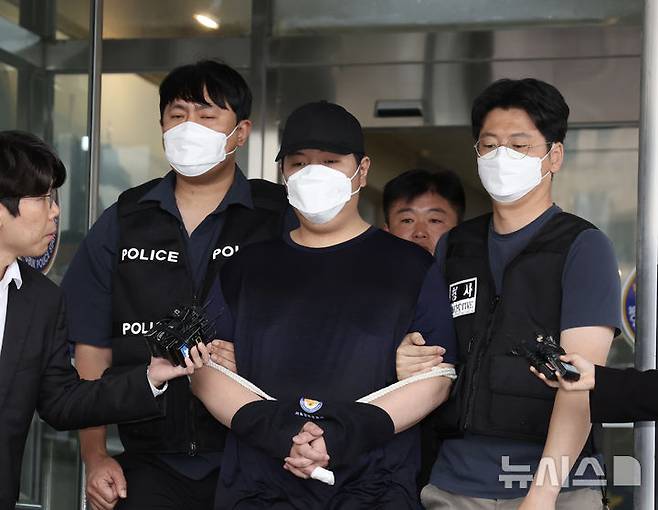 [서울=뉴시스] 김명년 기자 = 서울 강북구 미아동 마트에서 흉기를 휘둘러 1명을 살해하고 1명을 다치게 한 김성진(32·남)이 1일 오전 서울 강북경찰서에서 검찰로 송치되고 있다. 2025.05.01. kmn@newsis.com