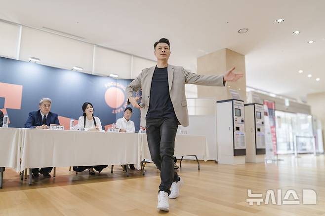 [서울=뉴시스]21일 서울 중구 국립극장 해오름극장에서 '창극 중심 세계 음악극 축제' 기자간담회가 열렸다. 광둥 오페라 배우 람 틴우가 시연하고 있다. (사진=국립극장 제공)
