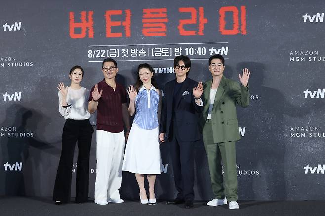 21일 서울 CGV용산아이파크몰에서 열린 영화 '버터플라이' 기자간담회에서 배우들이 포즈를 취하고 있다. 왼쪽부터 김태희, 대니얼 대 김, 레이나 하디스티, 김지훈, 션 리차드. 연합뉴스