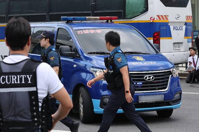 김건희가 탑승한 호송차가 21일 김건희 여사 관련 의혹들을 수사하는 민중기 특별검사팀 사무실이 마련된 서울 종로구 KT광화문빌딩으로 들어가고 있다. 연합뉴스
