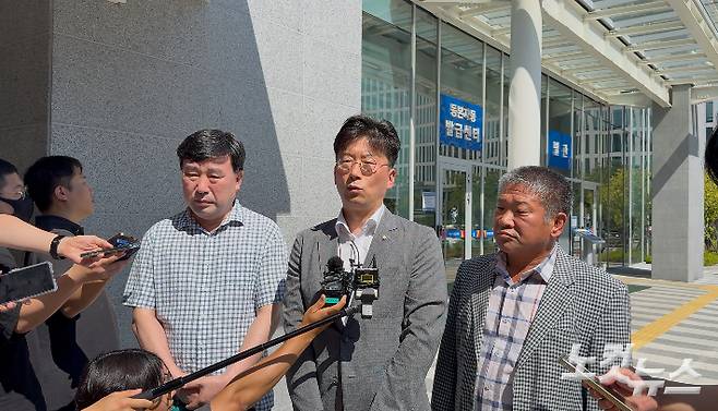 최기영 민주사회를 위한 변호사모임 광주전남지부 사무처장(가운데)이 광주지방법원 별관 앞에서  5·18 북한군 개입설 관련 지만원 씨 손해배상 소송 판결 직후 입장을 밝히고 있다. 김한영 기자