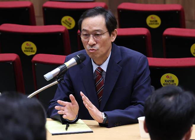 우상호 정무수석이 21일 용산 대통령실에서 기자간담회를 하고 있다. 연합뉴스