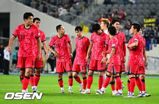 [OSEN=용인, 지형준 기자] 대굴욕이다. 한국축구가 일본에 사상 첫 3연패를 당했다.&nbsp;홍명보 감독이 이끄는 남자축구대표팀은 15일 오후 7시 24분 용인 미르스타디움에서 개최되는 2025 동아시아축구연맹(EAFF) E-1 챔피언십(동아시안컵) 3차전에서 숙적 일본에게 0-1로 패해 우승컵 탈환에 실패했다.&nbsp;대회 3승의 일본이 통산 세 번째 우승을 달성했다. 일본은 안방의 한국을 누르고 대회 2연패까지 가져갔다. 한국은 여전히 5회 우승으로 최다우승이지만 2개 대회 연속 일본에 밀렸다.&nbsp;경기를 마치도 한국 선수들이 패배를 아쉬워하고 있다. 2025.07.15 / jpnews@osen.co.kr