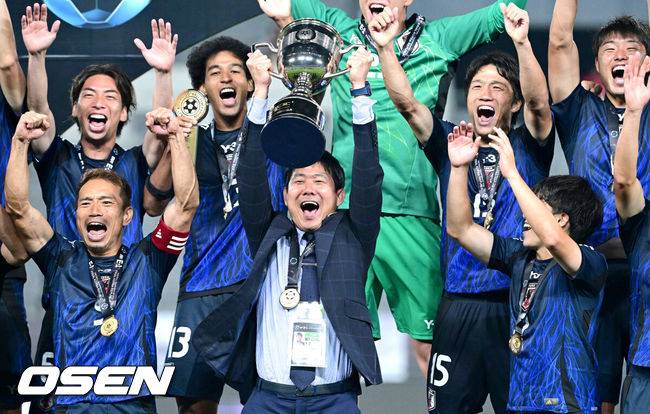 [OSEN=용인, 최규한 기자] 한국축구가 일본에 사상 첫 3연패를 당했다.&nbsp;홍명보 감독이 이끄는 남자축구대표팀은 15일 오후 용인 미르스타디움에서 열린 2025 동아시아축구연맹(EAFF) E-1 챔피언십(동아시안컵) 3차전에서 숙적 일본에게 0-1로 패해 우승컵 탈환에 실패했다.&nbsp;우승을 거머쥔 일본 모리야스 하지메 감독이 트로피를 들어올리며 선수들과 환호하고 있다. 2025.07.15 / dreamer@osen.co.kr