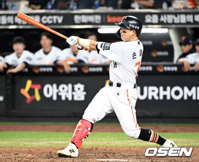 [OSEN=대전, 이대선 기자] 20일 오후 대전 한화생명볼파크에서 2025 신한 SOL Bank KBO리그 한화 이글스와 두산 베어스의 경기가 열렸다.한화는 조동욱, 두산은 곽빈을 선발로 내세웠다.3회말 2사에서 한화 손아섭이 우월 2루타를 치고 있다. 2025.08.20 /sunday@osen.co.kr
