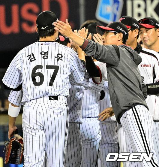[OSEN=잠실, 지형준 기자] 프로야구 LG 트윈스가&nbsp;한화 이글스와 1~2위 맞대결에서 위닝시리즈에 성공했다.&nbsp;LG는 29일 잠실구장에서 열린 2025 KBO리그 한화와 시즌 8차전 맞대결에서 3-1로 승리했다. 선발투수 손주영이 7이닝 5피안타 1볼넷 6탈삼진 1실점으로 호투하며 시즌 6승째를 기록했다. 신인 김영우가 1이닝 데뷔 첫 세이브를 기록했다. 경기를 마치고 LG 염경엽 감독이 김영우와 승리를 기뻐하고 있다. 2025.05.29 /jpnews@osen.co.kr