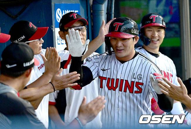 [OSEN=잠실, 최규한 기자] 20일 서울 잠실야구장에서 ‘2025 신한 SOL Bank KBO리그’ LG 트윈스와 롯데 자이언츠의 경기가 열렸다.홈팀 LG는 손주영, 방문팀 롯데는 나균안을 선발로 내세웠다.2회말 무사 선두타자로 나선 LG 오지환이 선제 중월 솔로포를 날리고 염경엽 감독과 기뻐하고 있다. 2025.08.20 / dreamer@osen.co.kr