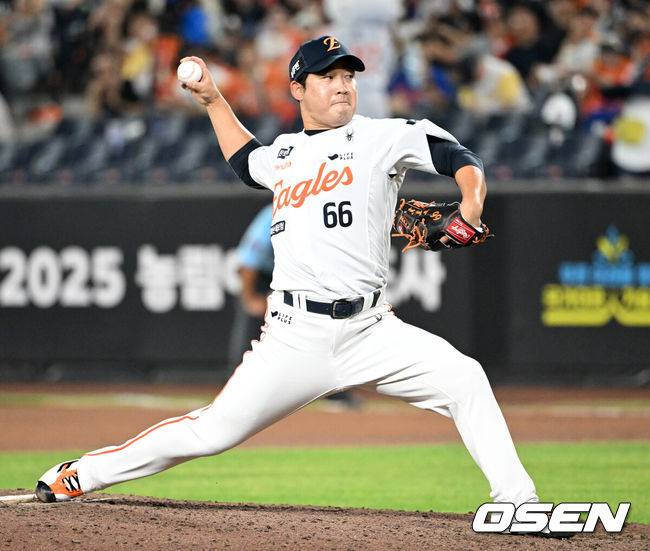 [OSEN=대전, 이대선 기자] 20일 오후 대전 한화생명볼파크에서 2025 신한 SOL Bank KBO리그 한화 이글스와 두산 베어스의 경기가 열렸다.한화는 조동욱, 두산은 곽빈을 선발로 내세웠다.6회초 무사에서 한화 주현상이 역투하고 있다. 2025.08.20 /sunday@osen.co.kr