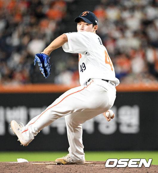 [OSEN=대전, 이대선 기자] 10일 오후 대전 한화생명볼파크에서 2025 신한 SOL Bank KBO리그 한화 이글스와 KIA 타이거즈의 경기가 열렸다.한화는 황준서, KIA는 네일을 선발로 내세웠다.6회초 무사에서 한화 윤산흠이 역투하고 있다. 2025.07.10 /sunday@osen.co.kr