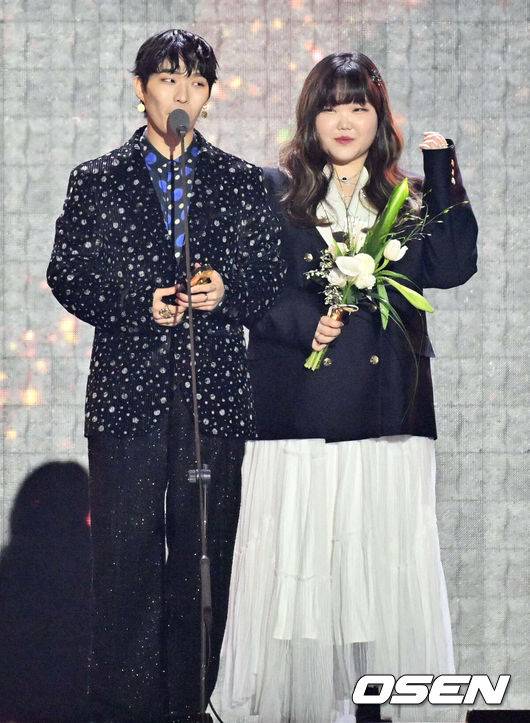 [OSEN=부산, 이석우 기자]10일 오후 부산 벡스코에서 써클차트 뮤직 어워즈 2023 시상식이 열렸다.부산 이즈 굿 상을 수상한 악뮤가 소감을 전하고 있다. 2024.01.10 / foto0307@osen.co.kr