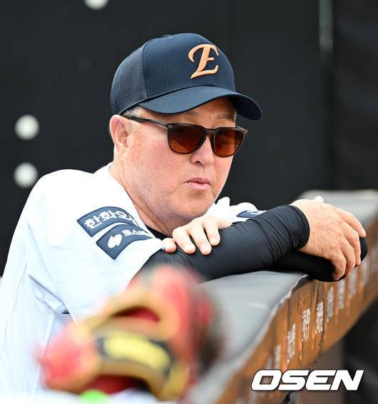 [OSEN=대전, 이대선 기자] 20일 오후 대전 한화생명볼파크에서 2025 신한 SOL Bank KBO리그 한화 이글스와 두산 베어스의 경기가 열렸다.한화는 조동욱, 두산은 곽빈을 선발로 내세웠다.경기에 앞서 한화 김경문 감독이 훈련을 바라보고 있다. 2025.08.20 /sunday@osen.co.kr