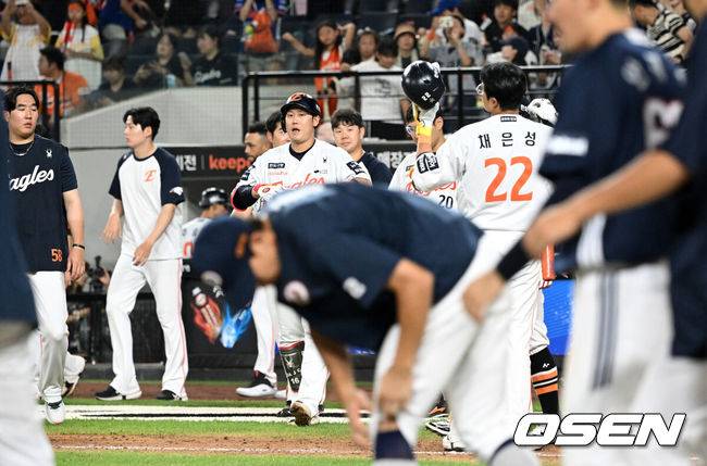 [OSEN=대전, 이대선 기자] 프로야구 두산 베어스가 파죽의 6연승을 질주했다. 장단 16안타 13득점을 폭발한 가운데 토종 에이스 곽빈도 60일 만에 웃었다. 두산은 20일 대전 한화생명볼파크에서 열린 2025 신한 SOL Bank KBO리그 한화 이글스와의 원정경기를 13-9로 승리했다.경기 종료 후 한화 선수들이 패배에 아쉬워하고 있다. 2025.08.20 /sunday@osen.co.kr