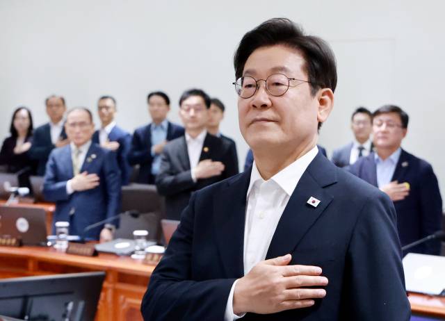▲이재명 대통령이 11일 서울 용산 대통령실 청사에서 열린 임시 국무회의에서 국기에 경례하고 있다. ⓒ연합뉴스