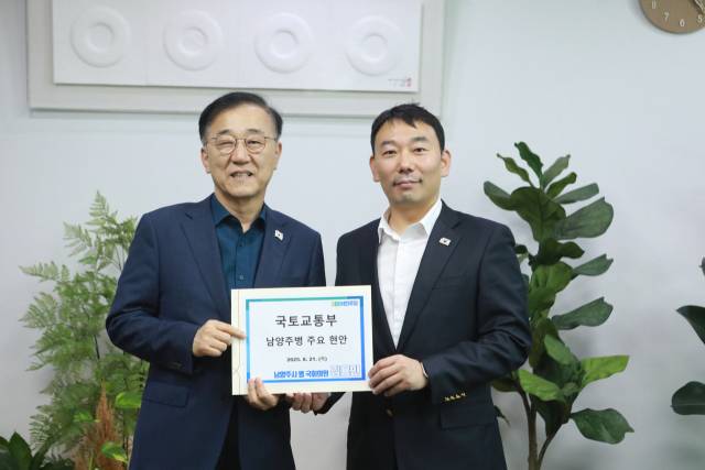 ▲김용민 의원(사진 오른쪽)과 김윤덕 국토교통부 장관.ⓒ김용민 의원실