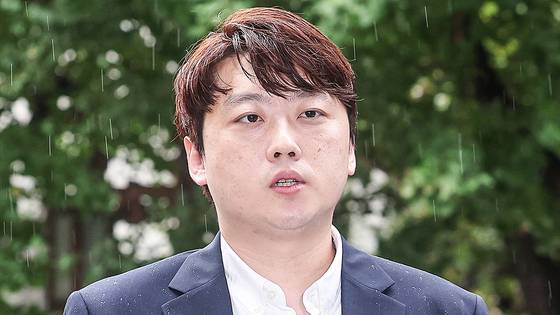 박단 전 대한전공의협의회(대전협) 비상대책위원장이 참고인 조사를 위해 지난해 8월 21일 오전 서울 마포구 서울경찰청 광역수사단으로 출석하며 취재진에 입장을 밝히고 있다. 연합뉴스