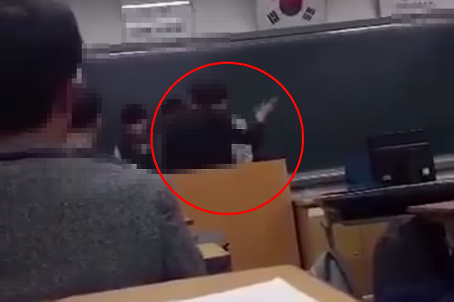 전남 여수의 한 고등학교에서 2017~2018년에 촬영된 체벌 영상.  보배드림 캡처