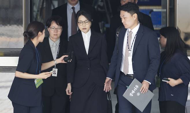 영장실질심사 마친 김건희 여사 - 윤석열 전 대통령 부인 김건희 여사가 12일 구속 전 피의자 심문(영장실질심사)을 마친 뒤 서울 서초구 서울중앙지법을 나서고 있다. 2025.8.12 사진공동취재단