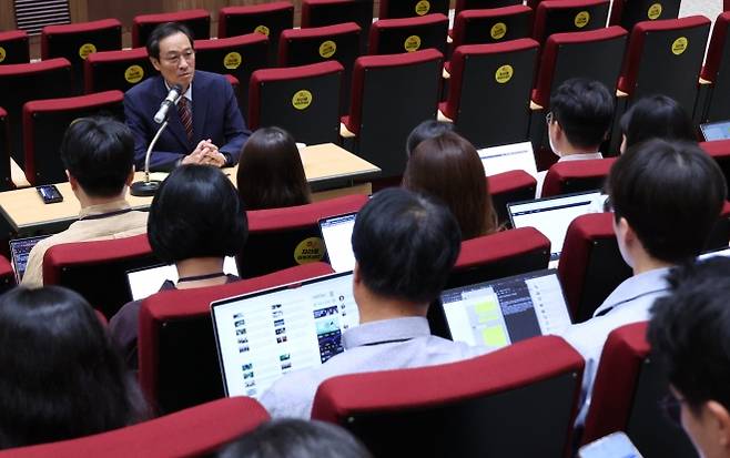 우상호 정무수석 기자간담회 - 우상호 정무수석이 21일 용산 대통령실에서 기자간담회를 하고 있다. 대통령실 제공