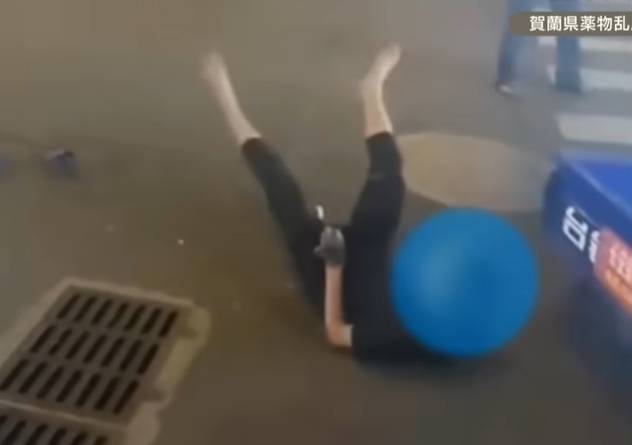 중국에서 ‘좀비 담배’를 흡입한 남성이 길바닥에 누워 온몸을 떨며 괴성을 지르고 있는 모습. 이 영상을 보도한 일본 ANN뉴스는 파란색 원으로 남성의 얼굴을 가렸다. 자료 : 일본 ANN뉴스 유튜브 캡쳐