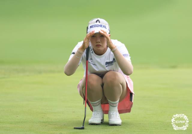 그린 경사를 읽고 있는 한진선. 사진 제공=KLPGA