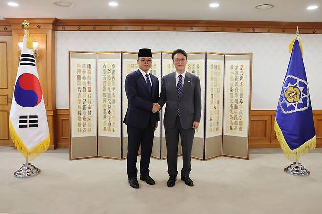 김민석 국무총리(오른쪽)가 21일 서울 종로구 정부서울청사에서 수기오노 인도네시아 외교장관을 접견, 악수하며 기념 촬영하고 있다. ⓒ연합뉴스