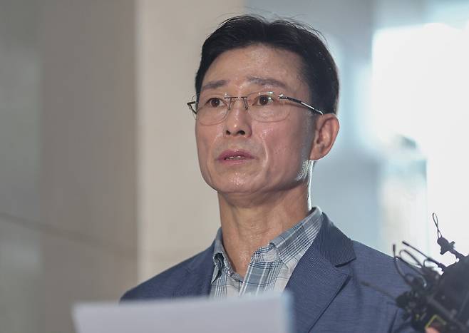 임성근 전 해병대 1사단장이 지난 19일 포렌식 참관을 위해 서울 서초구 이명현 순직해병특별검사팀 사무실로 출석하며 입장문을 읽고 있다. ⓒ연합뉴스