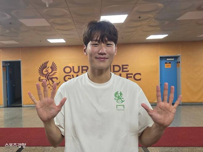 광주 오후성이 지난 17일 광주월드컵경기장에서 열린 K리그1 26라운드 대전 하나시티즌과 홈경기에서 2-0으로 승리한 뒤 두 손을 들어 올해 목표인 두 자릿수 공격 포인트 달성을 다짐하고 있다. 광주 | 황민국 기자