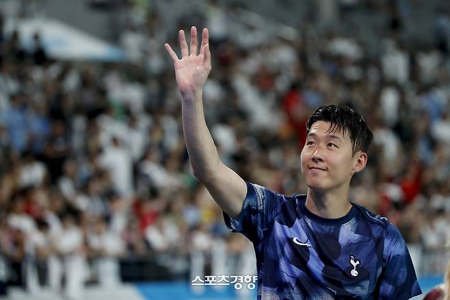 잉글랜드 프로축구 프리미어리그(PL) 토트넘 훗스퍼 손흥민이 3일 서울상암월드컵 경기장에서 2024쿠팡플레이시리즈 독일 프로축구 분데스리가 바이에른 뮌헨과의 경기를 마치고 인사하고 있다. 2024.08.03 문재원 기자