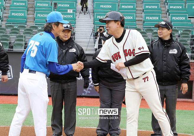 ▲ 악수하는 최재호 강릉고 감독(왼쪽)과 정윤진 덕수고 감독. ⓒSSG