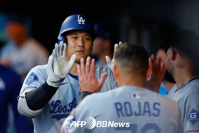 LA 다저스 오타니 쇼헤이가 20일(한국 시각) 콜로라도전에서 2회 솔로 홈런을 친 뒤 동료들과 기쁨을 함께하고 있다. /AFPBBNews=뉴스1
