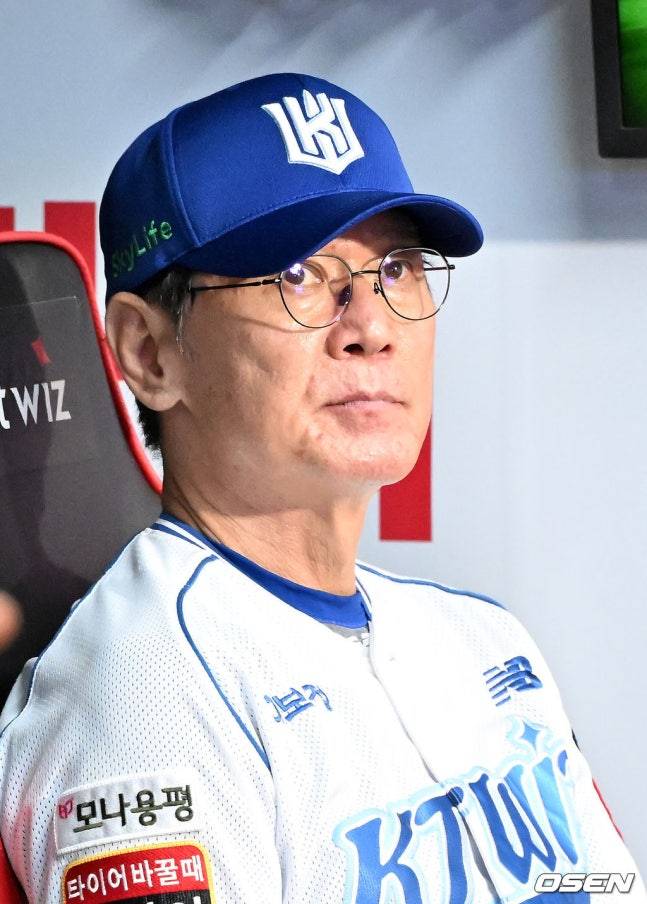 이강철 감독이 경기를 지켜보고 있다.