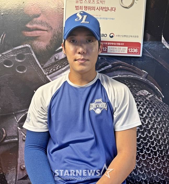 삼성 원태인이 20일 창원 NC전 승리 후 취재진과 인터뷰를 하고 있다. /사진=양정웅 기자