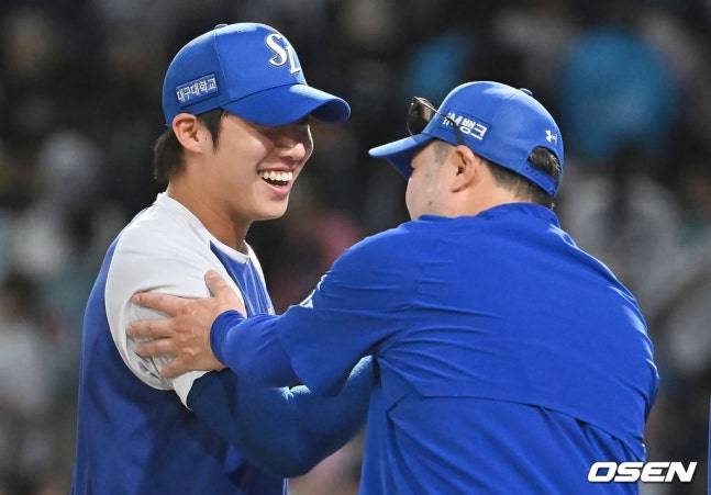 삼성 원태인(왼쪽)과 박진만 감독이 20일 창원 NC전 승리 후 기뻐하고 있다.