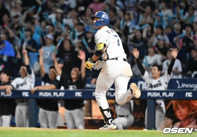 NC 김주원이 20일 창원 삼성전에서 8회말 솔로홈런을 기록하고 있다.