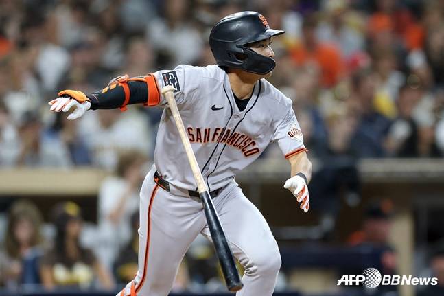 이정후가 홈런을 날리고 타구를 바라보고 있다. /AFPBBNews=뉴스1