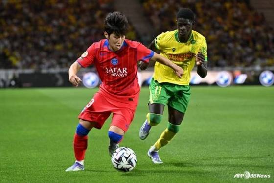 Lee Kang -In（左）は、フランスのStade de Laboju ARでの2025-2026シーズンのフランスリーグ1試合の第1ラウンドの第1ラウンド、18日の午前3時45分を突破しています。 /afpbbnews = news1