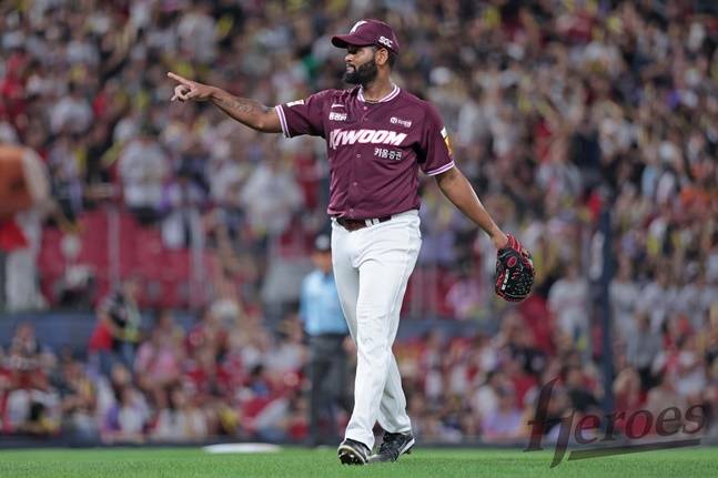 키움 알칸타라가 20일 KIA전에서 이닝을 마친 뒤 포수에게 고마움을 표하고 있다. /사진=키움 히어로즈 제공