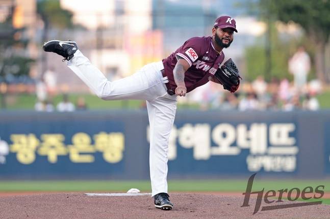 KIA전 역투를 펼치는 알칸타라. /사진=키움 히어로즈 제공