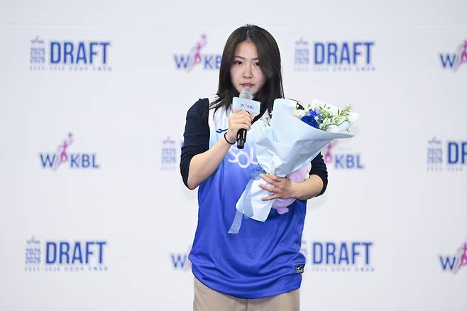 3라운드 1순위로 신한은행 유니폼을 입은 정채련(단국대). /사진=WKBL 제공