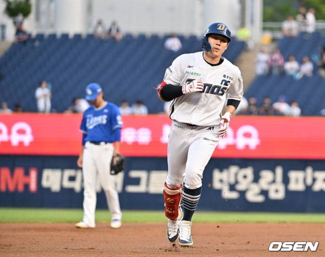 NC 최원준이 21일 창원 삼성전에서 1회 솔로홈런을 기록하고 있다.