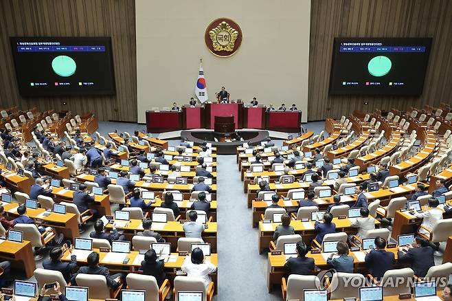 방문진법 국회 본회의 통과 (서울=연합뉴스) 류영석 기자 = 21일 서울 여의도 국회 본회의에서 방송문화진흥회법 일부개정법률안이 통과되고 있다. 2025.8.21 ondol@yna.co.kr