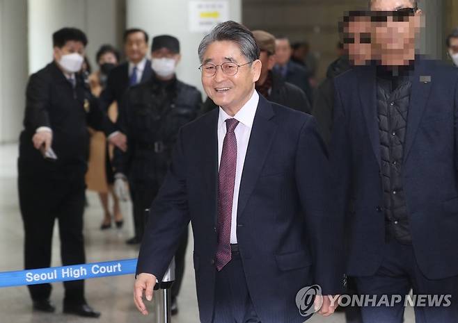 5·18 당사자 명예훼손 재판에 출석하는 지만원 [연합뉴스 자료사진]