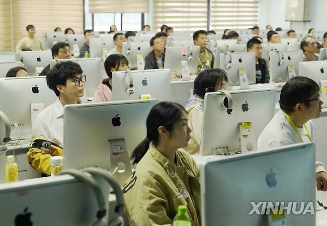 교육받고 있는 폭스콘 정저우 공장 직원들의 모습 [신화 연합뉴스 자료사진. 재판매 및 DB 금지]
