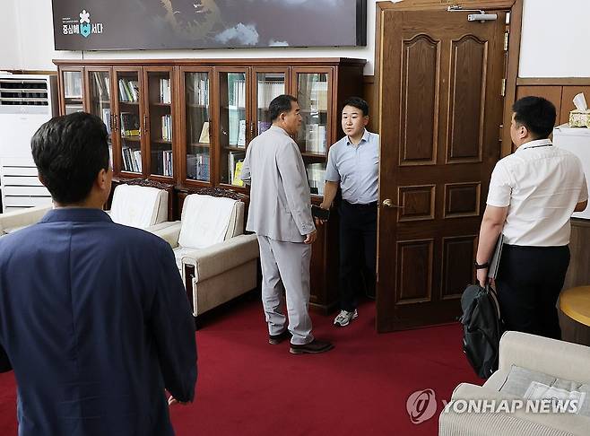 경찰, 김영환 '돈봉투 수수 의혹' 충북도청 압수수색 (청주=연합뉴스) 박건영 기자 = 김영환 충북지사가 체육계 인사들로부터 500만원이 든 돈봉투를 수수했다는 의혹과 관련해 충북경찰청 반부패경제범죄수사대가 21일 오전 충북도청 도지사실을 압수수색하고 있다. 2025.8.21 chase_arete@yna.co.kr