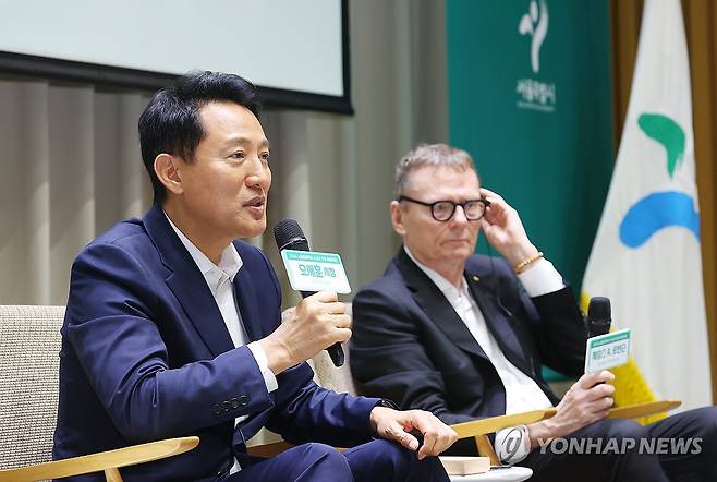 오세훈 서울시장, 노벨경제학상 수상자 특별대담 (서울=연합뉴스) 진연수 기자 = 오세훈 서울시장이 21일 서울시청에서 열린 노벨경제학상 수상자 초청 '지속가능한 번영을 위한 길' 특별대담에서 발언하고 있다. 2025.8.21 jin90@yna.co.kr